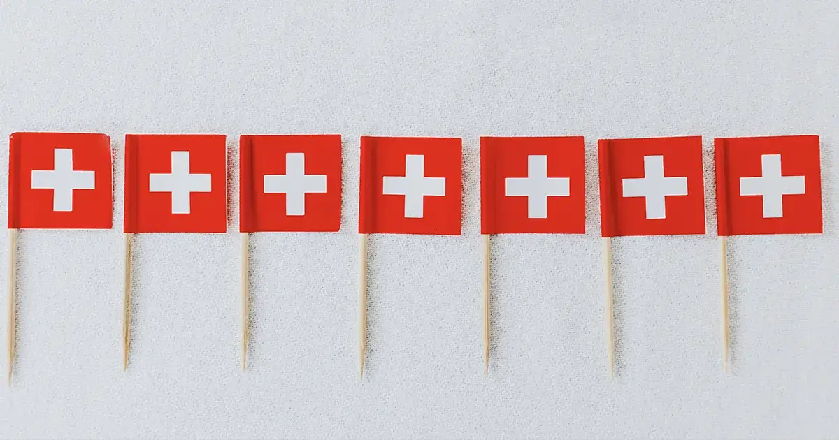 Pleins de petits drapeaux Suisse sur des cure-dents DIY (Do It Yourself). Craft booking.  
