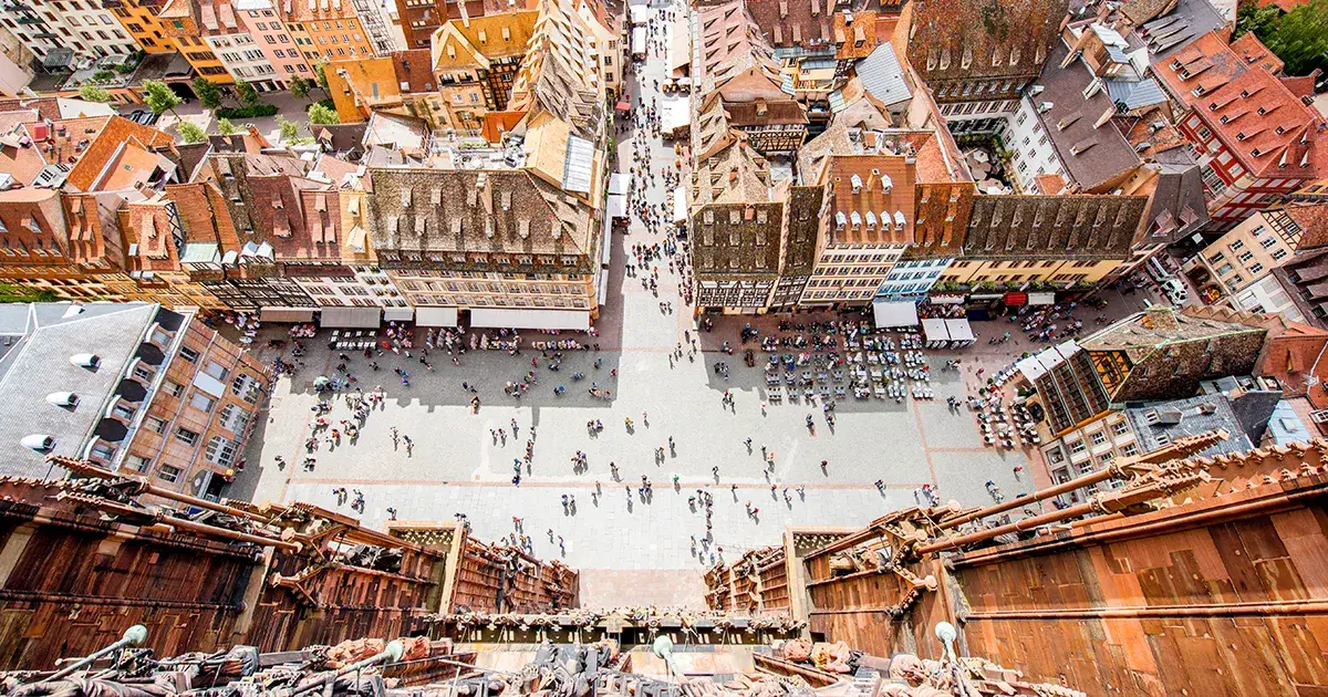 Photographie plongeante vers la rue devant la cathédrale de Strasbourg.