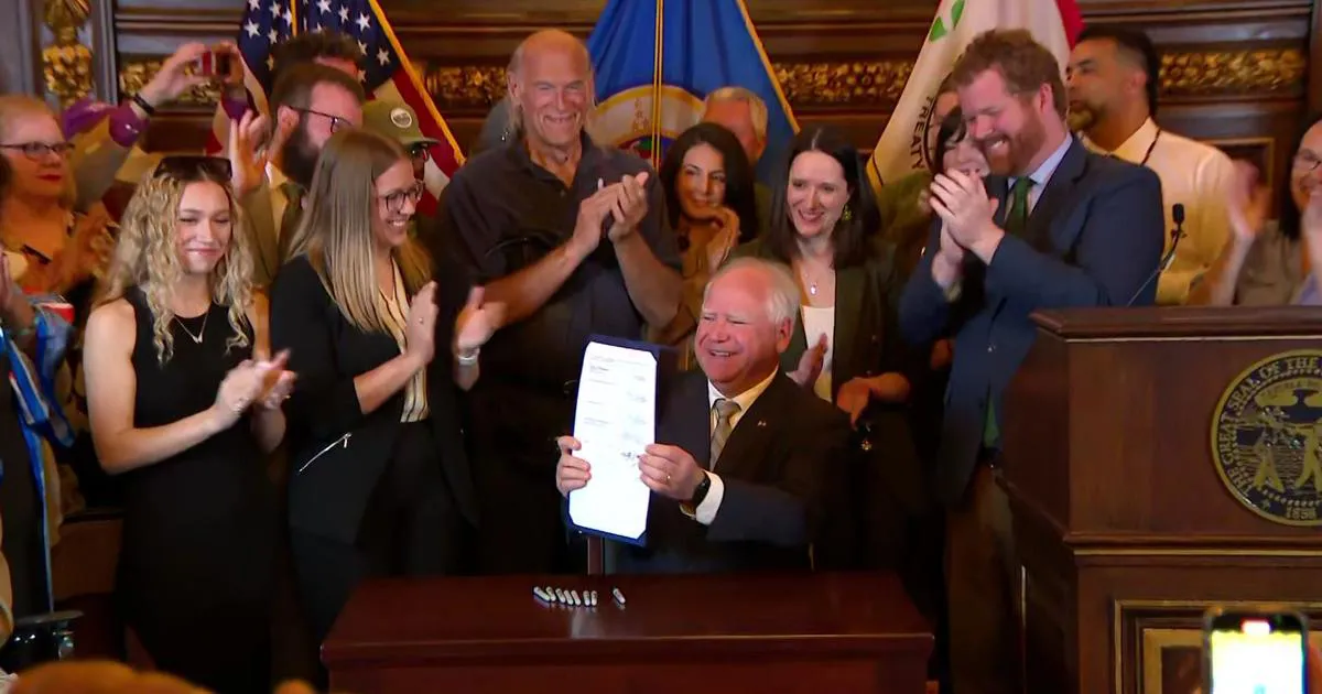 Tim Walz, Gouverneur du Minnesota, lors de la signature de la légalisation du Cannabis dans l'État Américain.