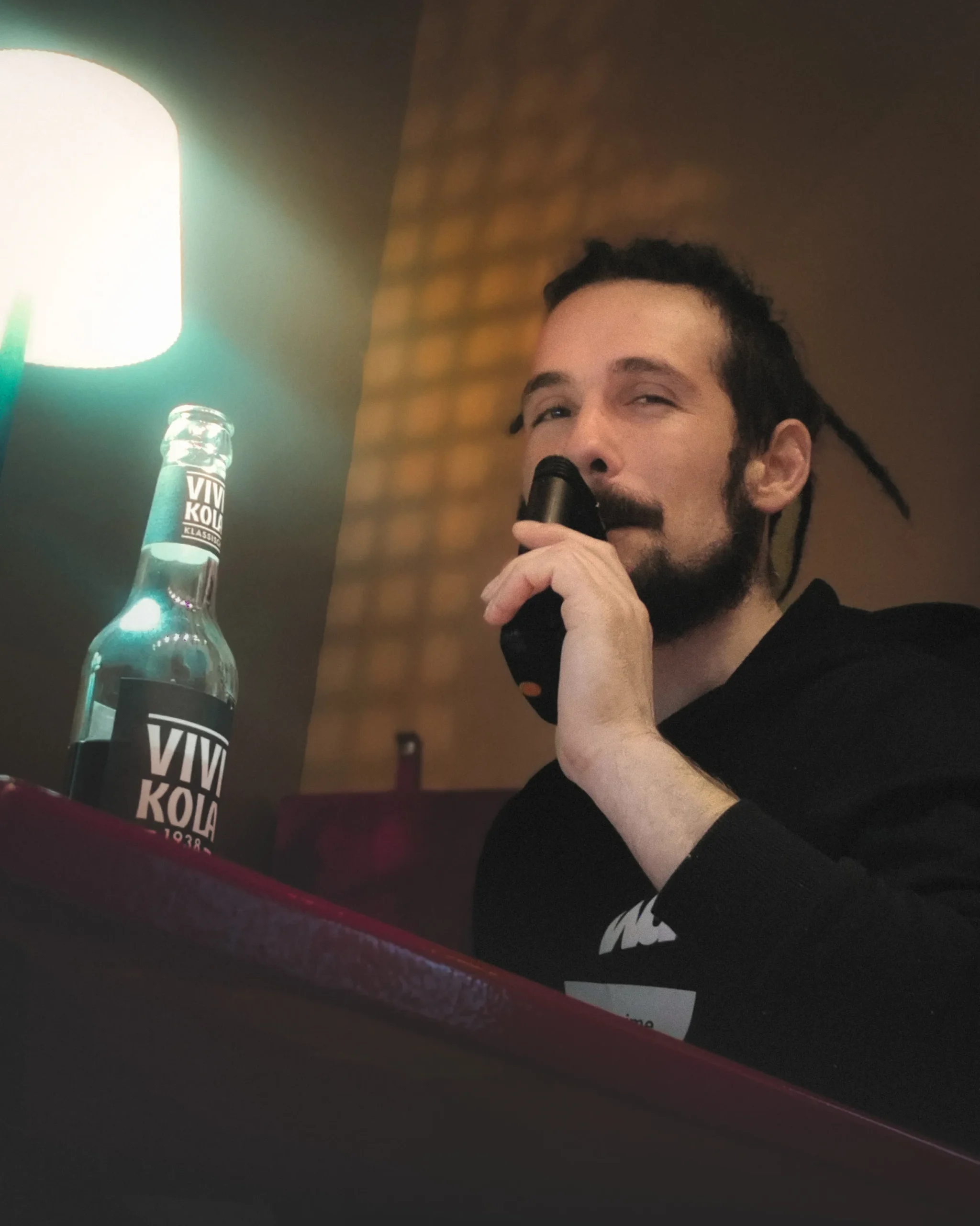 Maxime de Weedsine en pleine session vaporisateur lors du VIP Jury Day de la CannaSwissCup 2025 à Solothurn.