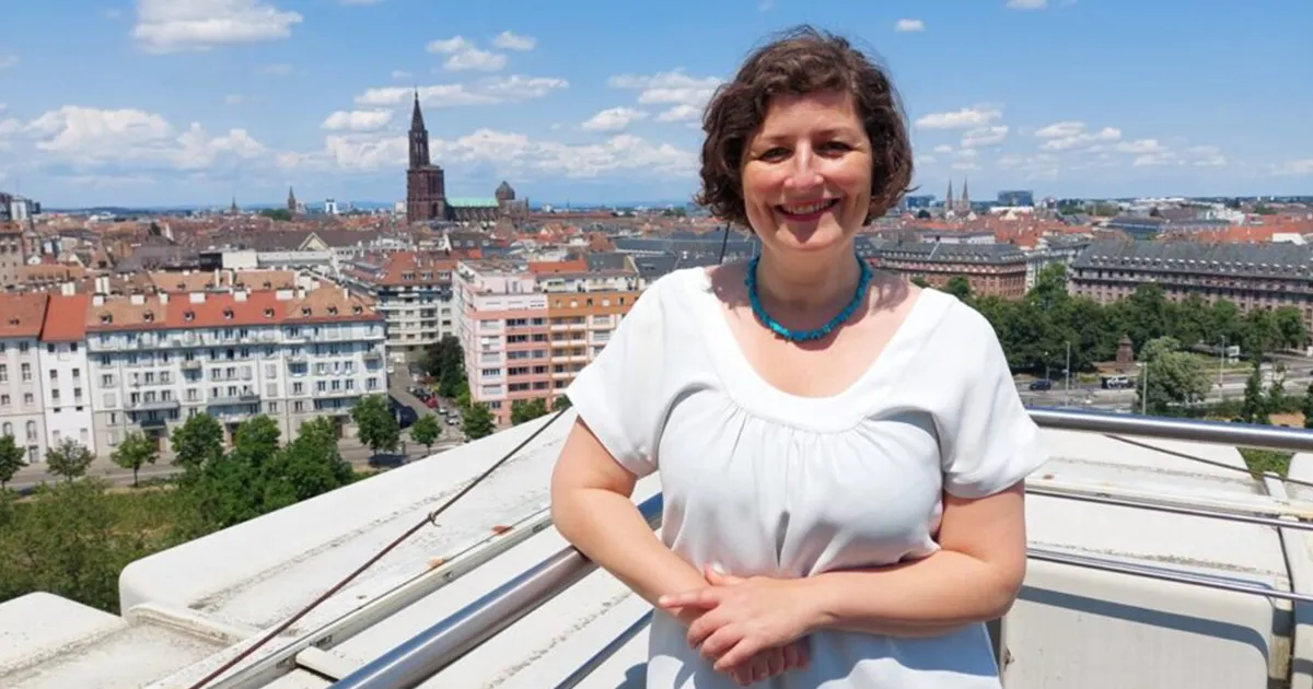 Jeanne Barseghian, Maire de Strasbourg, en photo panoramique de sa ville.